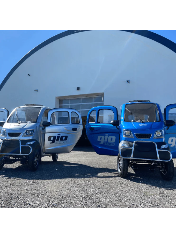 GIO GOLF ENCLOSED MOBILITY SCOOTER 60V 1200W, top speed 18mph, Range up to 30 miles, backup camera, heater, fan, alarm, media center, 500lb load capacity